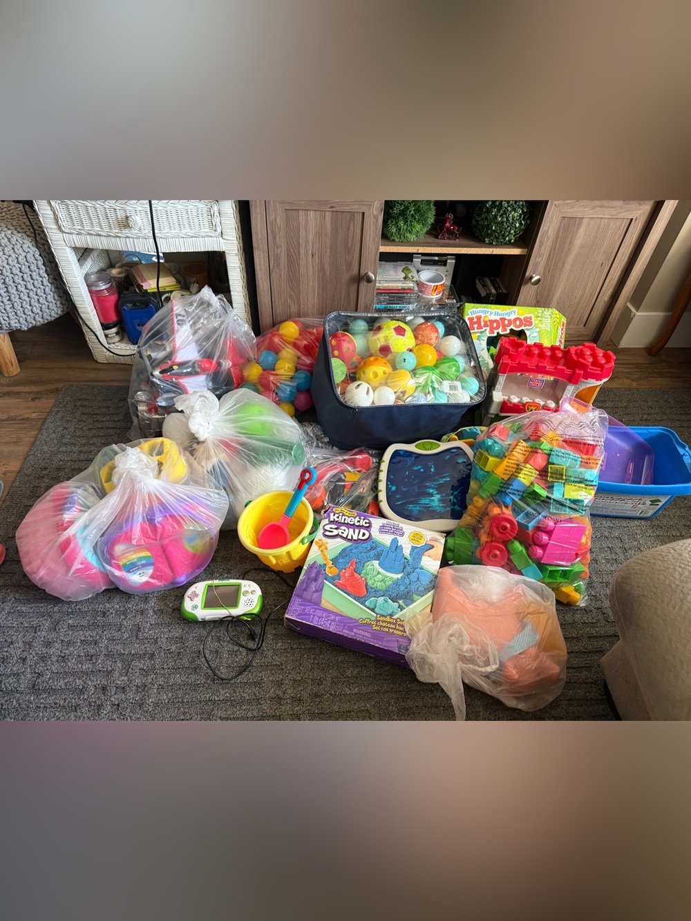 Kinetic Sand Kids Playset with Multicolor Balls and Beach Toys
